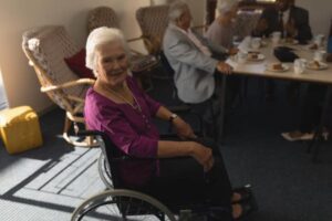 Femme âgée en EHPAD Le partage de photos en EHPAD avec les familles